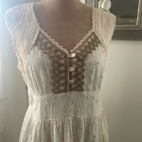 Me 2 Magic Eyelet Cream Lace Dress, XL - Picture 4 of 7